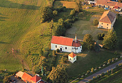 Letecký pohled na kostel ve Všejanech