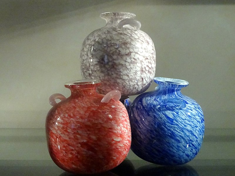 File:Vase Cluster – Edinburgh & Leith Glass Co.jpg