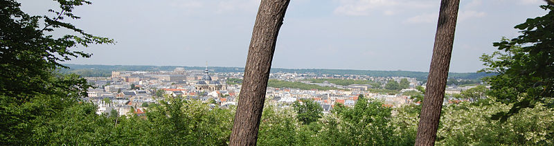 File:Versailles depuis les hauteurs de Satory - panoramique.jpg