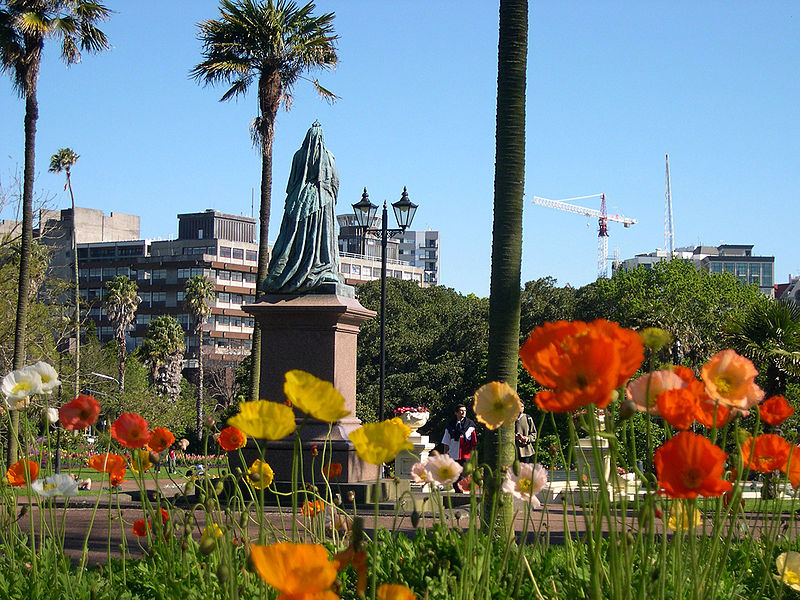 File:Victoria Statue in Albert Park, Auckland.jpg