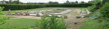 Vue panoramique des vestiges d'un groupe de bâtiment.