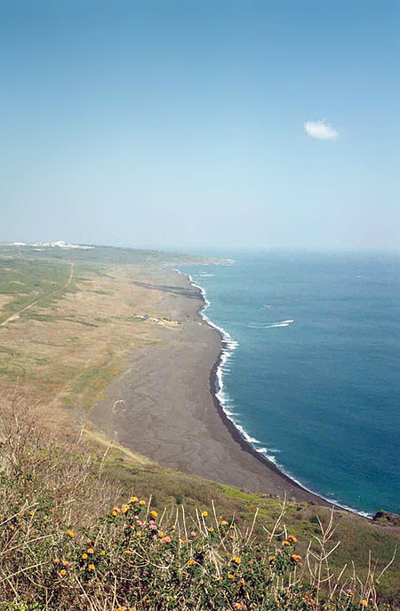 Tập_tin:View_of_Iwo_Landing_Beach_from_top_of_Suribachi.jpg