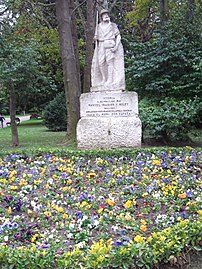 Manuel Iradierren gorputz osoko estatua