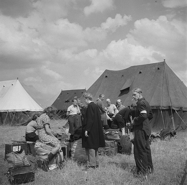 File:Vliegveld Eindhoven Repatrianten met bagage bij tenten, Bestanddeelnr 900-4469.jpg