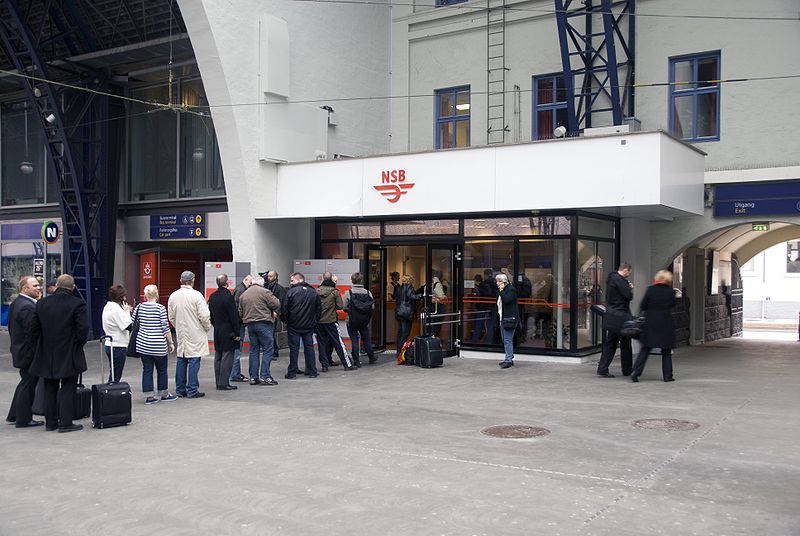 File:Volcano causes queue at Bergen Station.jpg