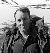 Fotografía en blanco y negro de un hombre de unos treinta años con una chaqueta de piel.