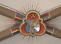 Weinstock-Wappen mit Weinsberger W auf einem Schlussstein im Ostchor der Johanneskirche
