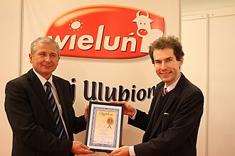 Vice CEO of the dairy cooperative (Spoldzielni Dostawcow Mleka) from Wielun, Bogdan Wozniak receives the Lider Forum 2008 certificate from Janusz Gorski, editor-in-chief of Forum Mleczarskie Handel. Wielun.JPG
