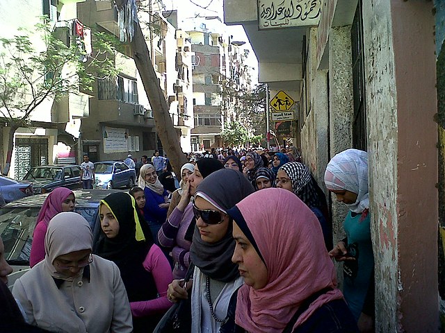 נשים מצריות עומדות בתור להצביע בבחירות 2011