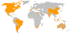 Zones de culture d'OGM végétaux en 2005 ; En orange, les 5 pays cultivant plus de 95% des OGM agricoles commercialisés en 2005, en hachurés, les autres pays commercialisant des OGM en 2005. Les points désignent les pays autorisant des expérimentations en plein champ