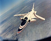 Une vue en vol du X-29 montrant sa configuration originale