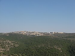 Zástavba v Januch-Džat na vrchu Har Janoach, pohled z vesnice Jechi'am