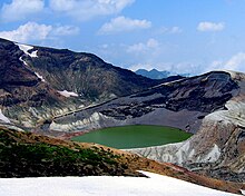 Le lac de cratère d'Okama sur le mont Zaō.