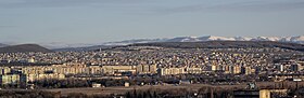 Les pistes et la ville en arrière plan.