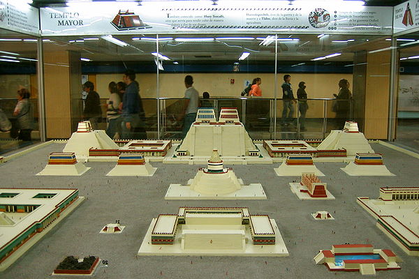 Model of the Templo Mayor of Aztec Tenochtitlan displayed at Zócalo/Tenochtitlan station. Such displays in some stations are an opportunity to educate