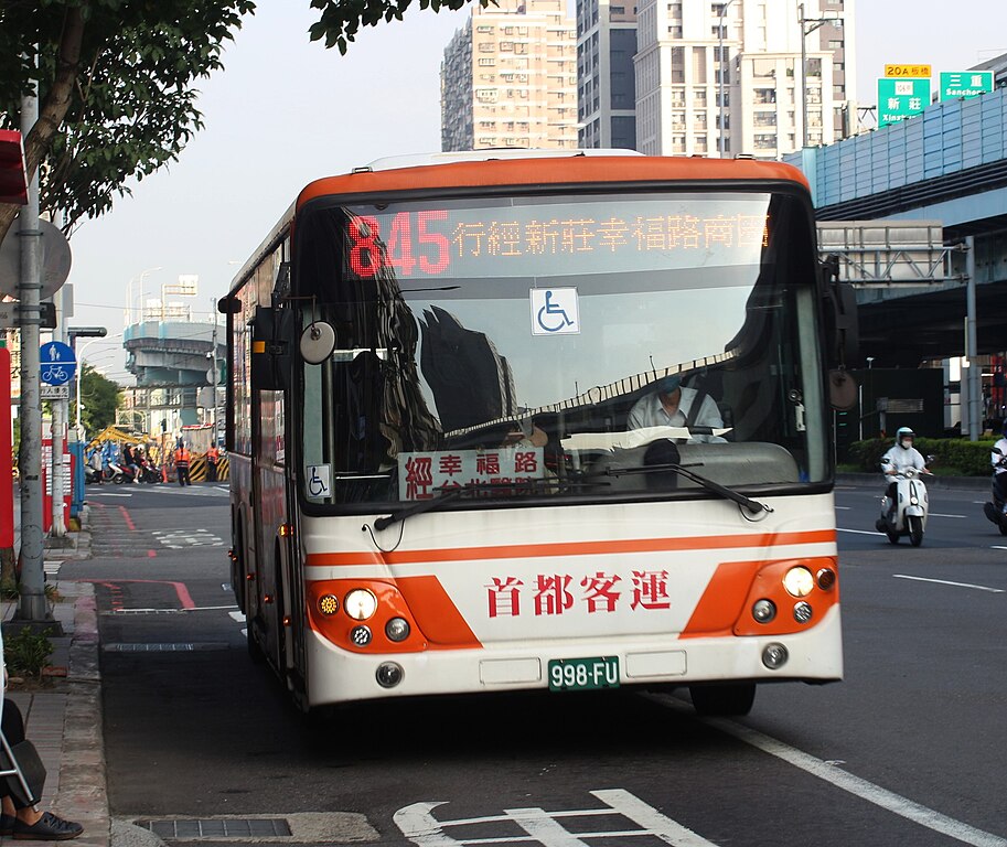 File:首都客運998-FU 845 停靠板橋區民生路捷運新埔站站位 