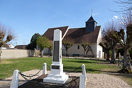 Oorlogsmonument en kerk Saint-Pierre