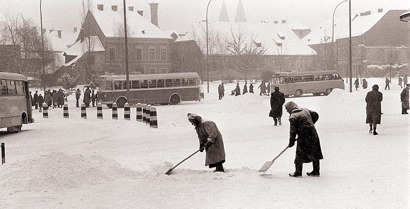 File:Čiščenja snega na Glavnem trgu 1960.jpg