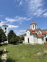 Камбанаријата (лево) и црквата (десно)