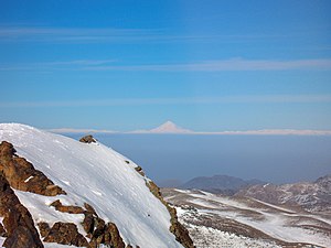نمایی از قله دماوند از بالای کوه ۳۳۳۰ متری ولیجیا در استان قم- حوالی روستای جاسب