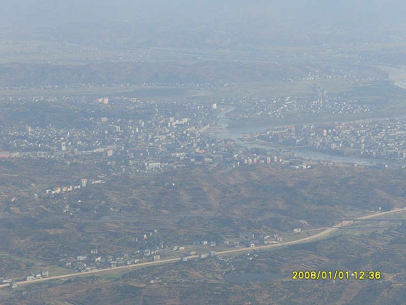 File:卢峰山远眺－县城 - panoramio.jpg