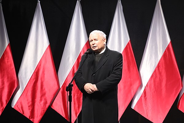 Jarosław Kaczyński speaking during the inauguration of a monument to his brother Lech Kaczyński (November 2018, Warsaw)