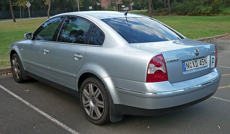 https://upload.wikimedia.org/wikipedia/commons/thumb/f/f6/2003_Volkswagen_Passat_%283BG_MY03%29_SE_V6_sedan_%282010-05-04%29_04.jpg/800px-2003_Volkswagen_Passat_%283BG_MY03%29_SE_V6_sedan_%282010-05-04%29_04.jpg