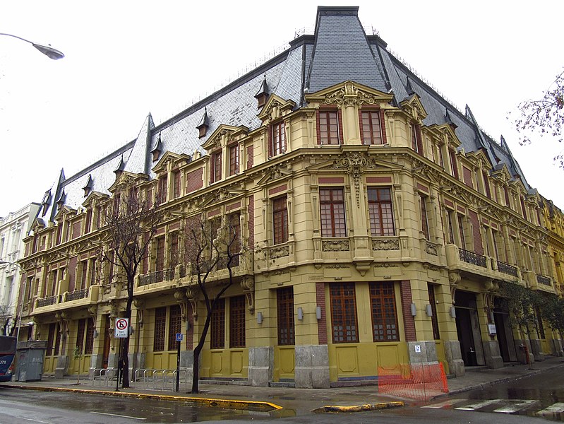 File:2017 Santiago de Chile - Edificio en la esquina de las calles Dieciocho y Padre Alonso de Ovalle - Barrio Dieciocho.jpg