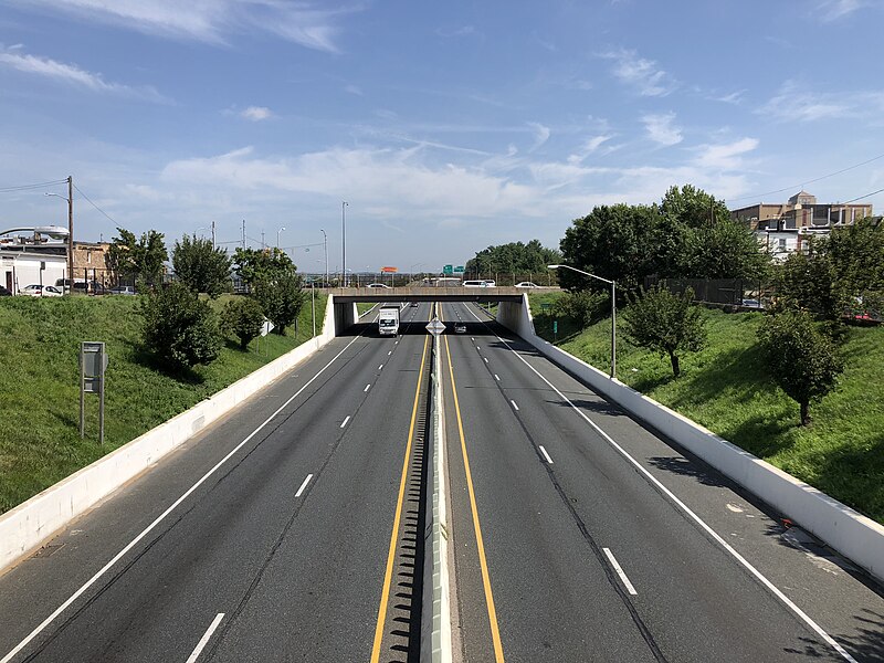 File:2019-07-17 10 53 24 View north along Interstate 895 (Baltimore Harbor Tunnel Thruway) from the overpass for Fleet Street in Baltimore City, Maryland.jpg