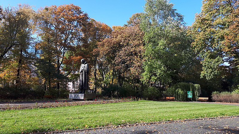 File:20191014 134202 Park Staszica in Łódź October 2019.jpg