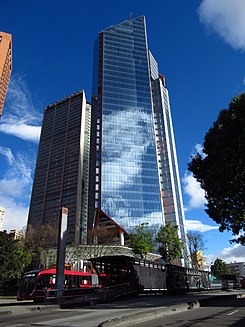 2019 Bogotá - Edificio Torre Atrio y estación de TransMilenio Calle 26.jpg