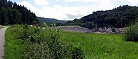 Bau des Bohrerdamms; Staudamm eines Hochwasserrückhaltebeckens für den Bohrerbach auf der Gemarkung Horben um Freiburg zu schützen, Blick talaufwärts, links die Schauinslandstraße