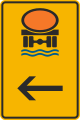 394-12-76 Tabuľový smerník na vyznačenie obchádzky (tu doľava, pre vozidlá prepravujúce náklad, ktorý môže spôsobiť znečistenie vody)