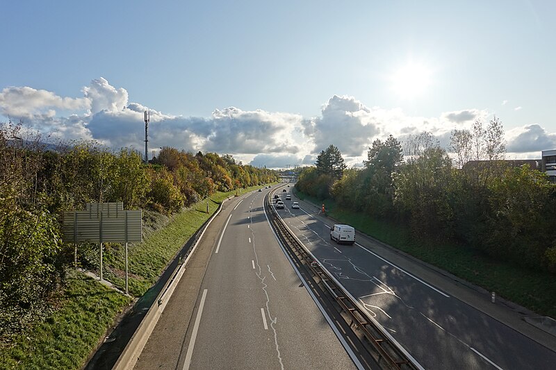 File:A41 highway @ Pont de la Salle @ Cran-Gevrier (49107183222).jpg