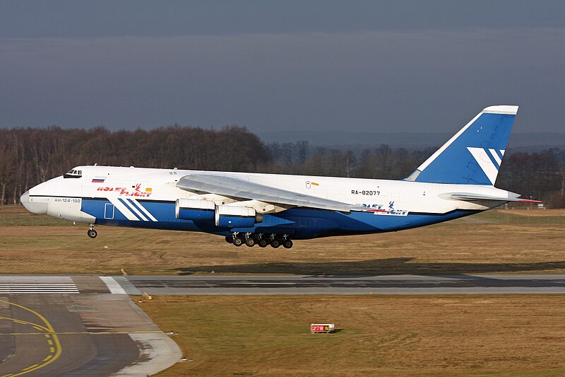 File:AN-124 landing at Hannover 17 01 09.jpg