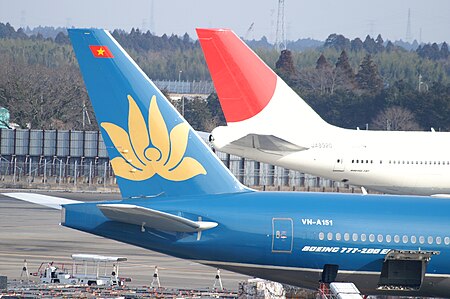 Tập_tin:A_Vietnam_Airlines_and_JAL_tail_at_Narita_International_Airport_(NRT-RJAA).jpg