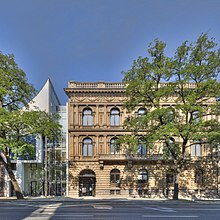 The front of the museum, with the 1994 extension on the left and the Villa Cassalette on the right Aachen Villa Cassalette.jpg