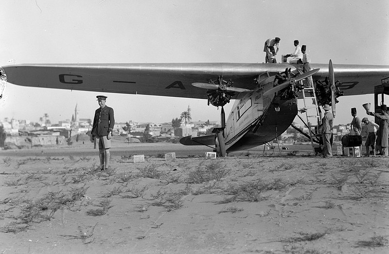 File:Aircraft Apollo. Refuelling at Ramleh. 1932. matpc.15875.jpg