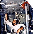 Astronaut Alfred Worden v simulátore veliteľského modulu počas príprav na let Apollo 15
