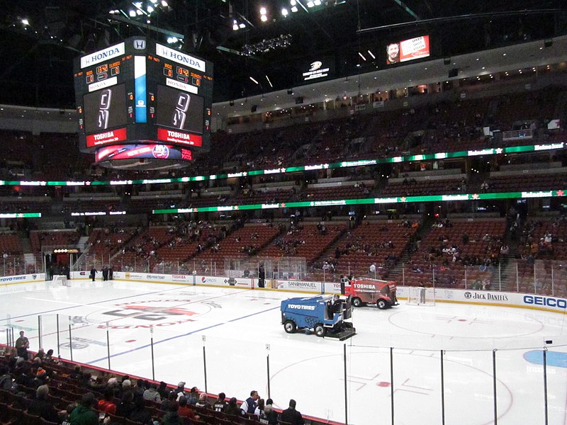 File:Anaheim Ducks vs. New York Islanders - December 9, 2013 (11347797464).jpg