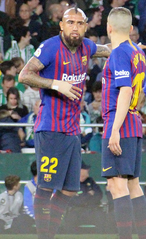 Vidal (left) playing for Barcelona in 2019