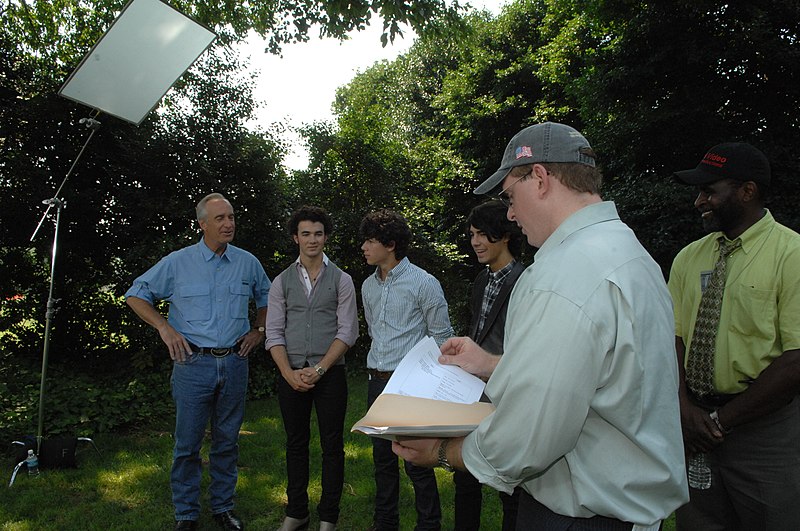 File:Assignment- 48-DPA-08-18-08 SOI K Jonas Bros) Secretary Dirk Kempthorne (and aides joined by pop music stars), the Jonas Brothers--Kevin, Joe, and Nick--for work on Public Service A - DPLA - e9e8c0b2acdcfc012a9bef009302d0cb.JPG