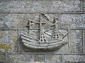 Église Saint-Raymond : un bateau sculpté sur la façade extérieure (carvelle) 1.