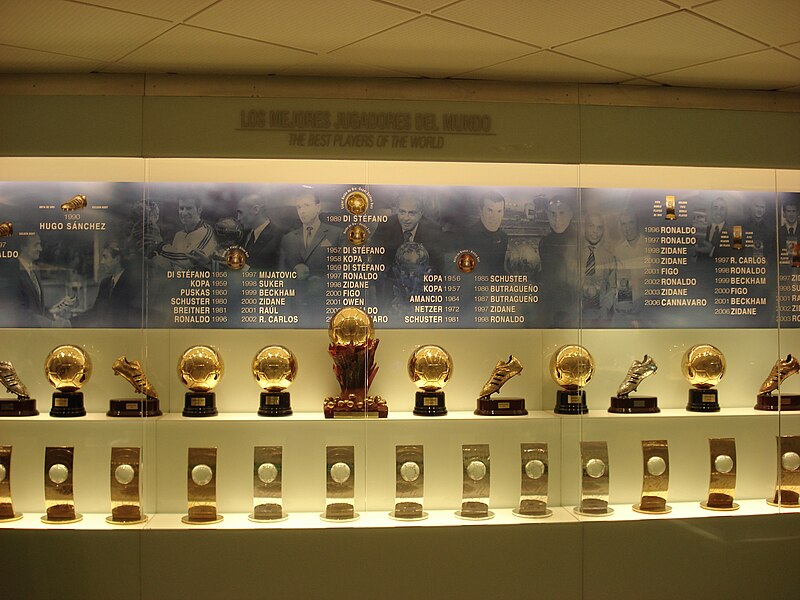 800px-Bal%C3%B3nes_de_Oro_at_Real_Madrid_Museum.jpg