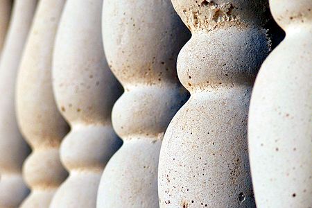 Kalkstein-Baluster auf der Insel Rab, Kroatien