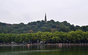 Vista general del llac, amb la silueta de la pagoda Baochu