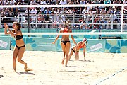 Deutsch: Beachvolleyball bei den Olympischen Jugendspielen 2018; Tag 9, 15. Oktober 2018; Mädchen, Viertelfinale: USA-Spanien 2–1 (21–19/17–21/15–9) English: Beach volleyball at the 2018 Summer Youth Olympics at 15 October 2018 – Girls Quarterfinals: USA-Spain 2–1 (21–19/17–21/15–9)