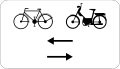 M10: Onderbord gebruikt samen met B1, B5 en B17 om te duiden dat fietsers en bestuurders van tweewielige bromfietsen in de twee rijrichtingen rijden op de dwarslopende openbare weg die men gaat oprijden
