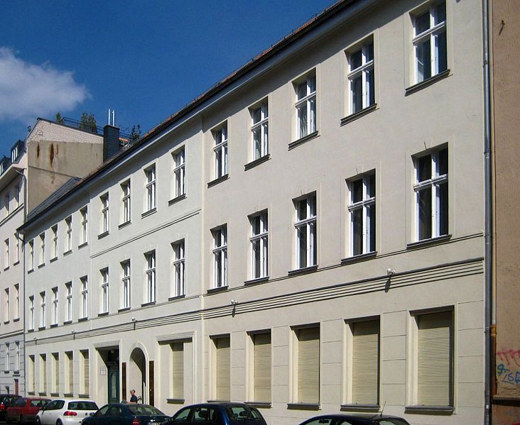 File:Berlin, Mitte, Albrechtstrasse 22, Mietshaus.jpg