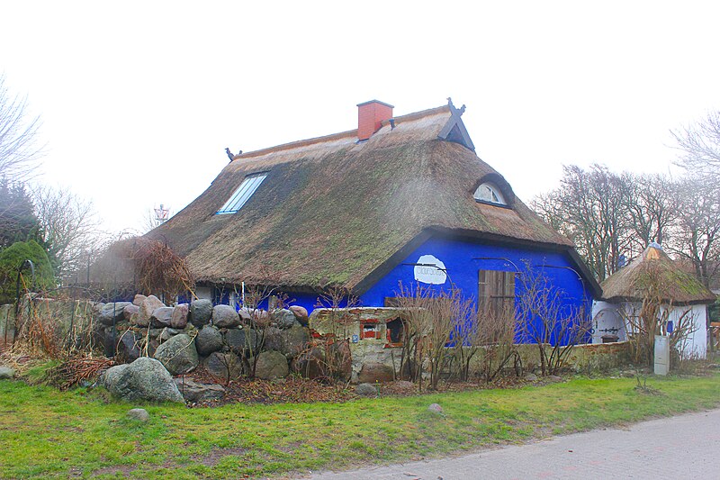 File:Blaue Scheune Hiddensee Germany.jpg